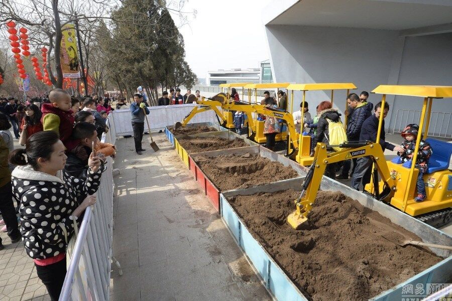 混凝土、娃娃版挖掘機、起重機 混凝土、娃娃版挖掘機、起重機