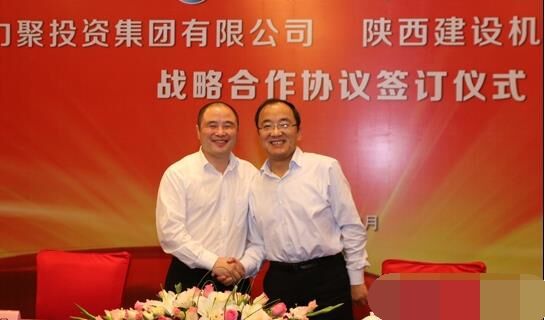 近日，陜建機(jī)械與安徽力聚簽訂戰(zhàn)略合作協(xié)議，陜建機(jī)械董事長(zhǎng)楊宏軍，副總經(jīng)理、營(yíng)銷總監(jiān)賀衛(wèi)東，安徽力聚投資集團(tuán)董事長(zhǎng)宋執(zhí)壽，黨支部書(shū)記陳邦勤以及安徽潤(rùn)路公司總經(jīng)理杜永龍等單位領(lǐng)導(dǎo)出席了會(huì)議